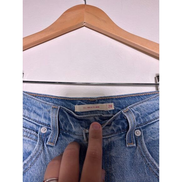 Levi's 70s High Rise Flare Jeans size 28 light wash distressed retro western - Picture 5 of 6